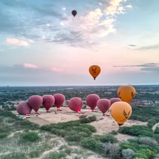 Heißluftballons starten im Morgenlicht über Bagan
