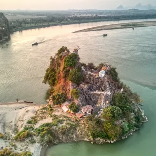 Felsige Insel mit Pagode im Fluss bei Hpa-An, von oben