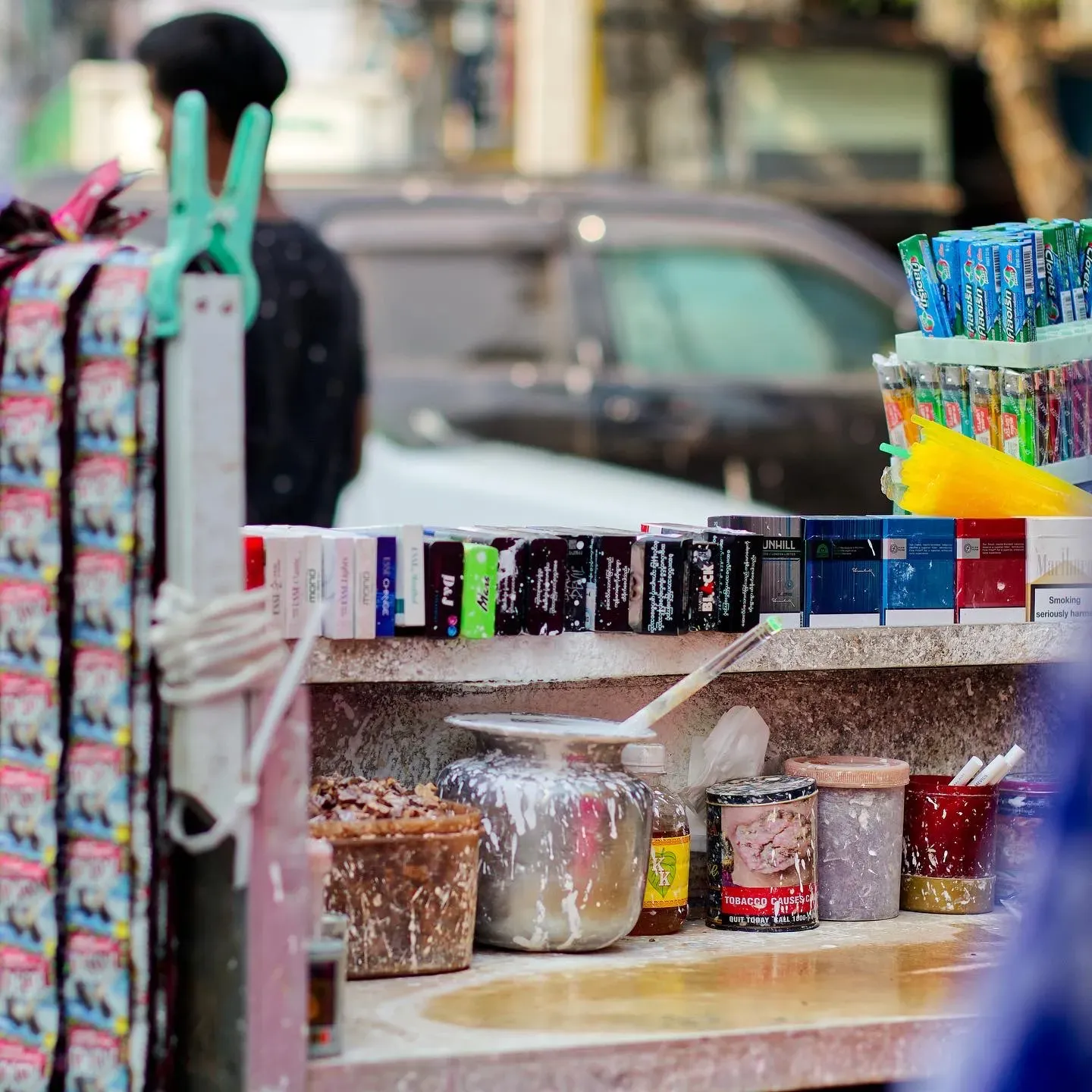 Straßenkiosk mit Zigaretten, Süßigkeiten und Dosen